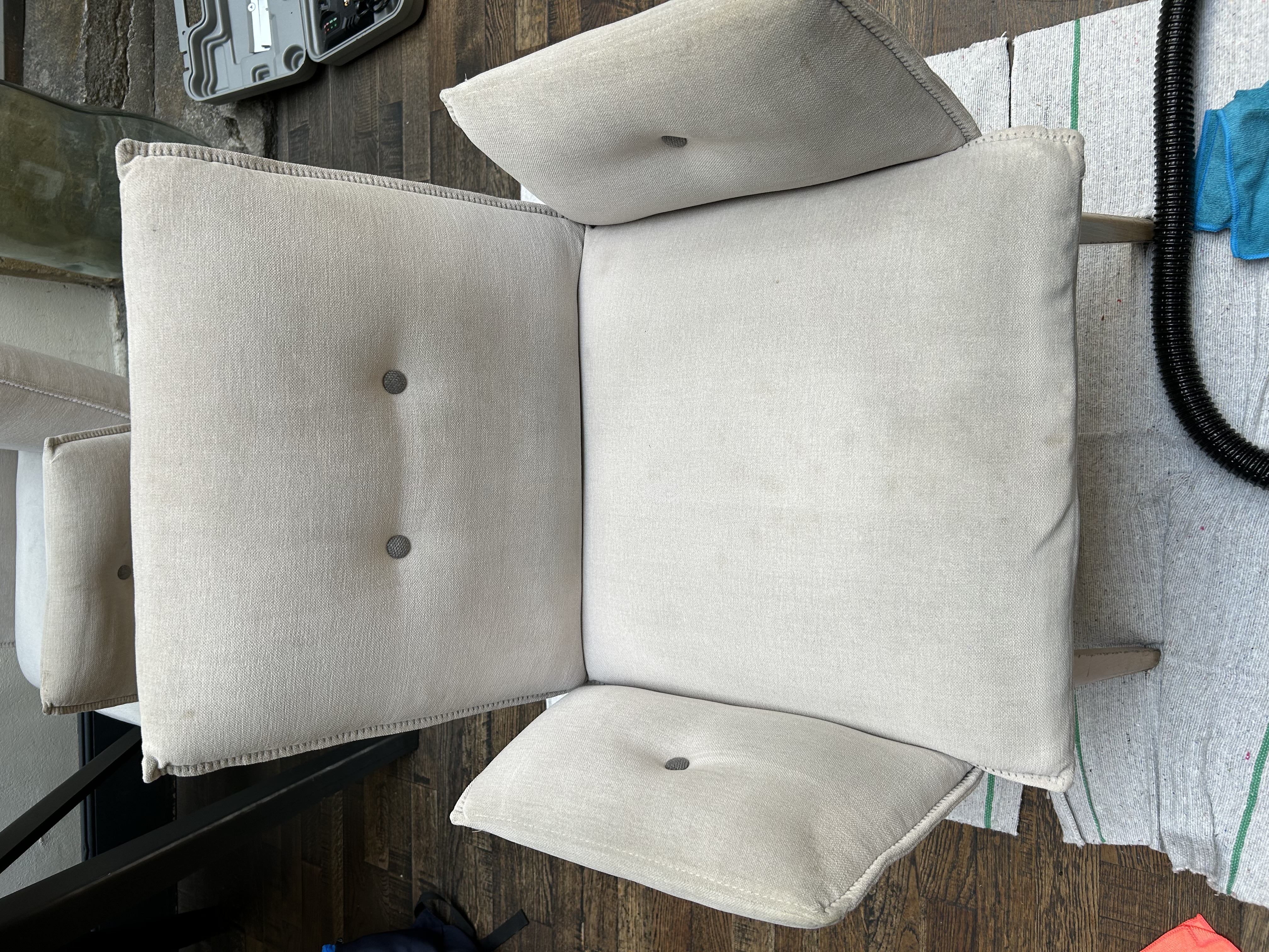 Chaises de restaurant nettoyées et désinfectées par KANAP à Metz