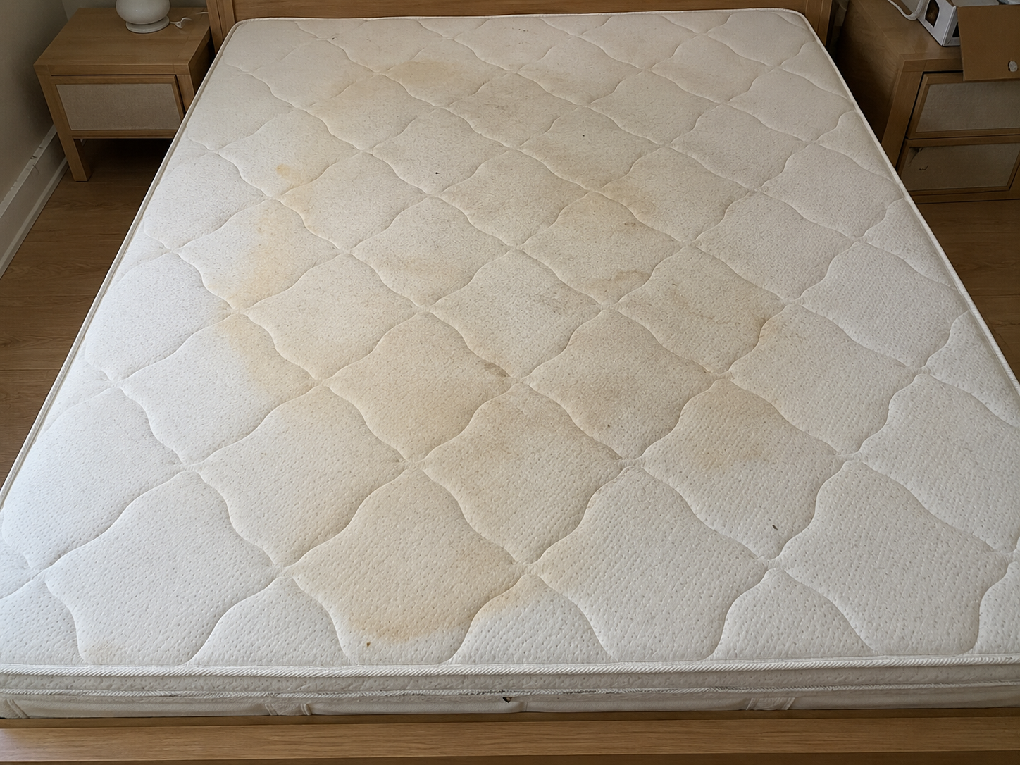 Matelas avec taches jaunes avant nettoyage Kanap domicile Moselle
