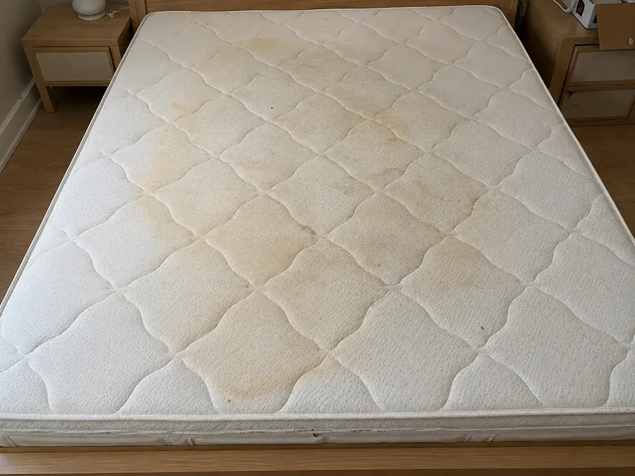 Matelas avec taches jaunes avant nettoyage Kanap domicile Moselle